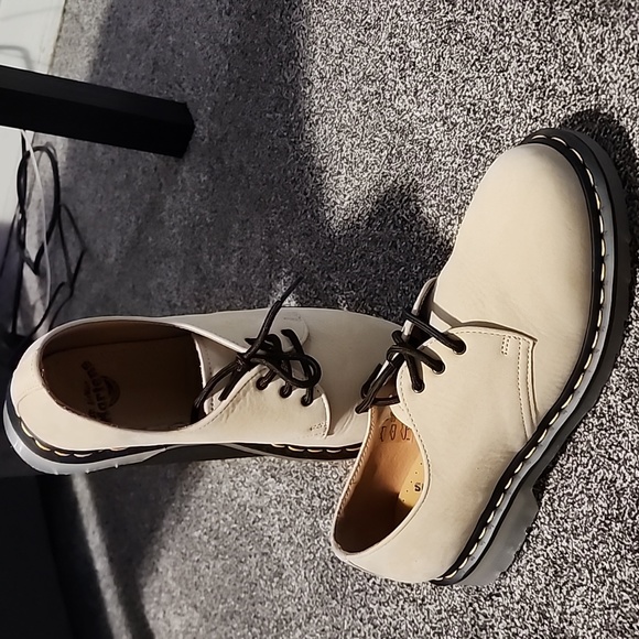 Brand new Doc Martens, cream color, size 9 - Picture 4 of 4